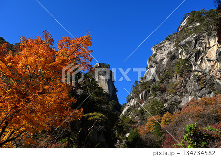 秋の紅葉に染まる昇仙峡 134734582