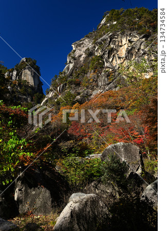 紅葉に染まる昇仙峡の山 紅葉に染まる昇仙峡の山 134734584