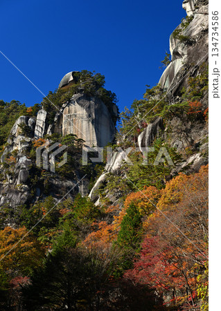 紅葉に染まる秋の覚円峰 134734586
