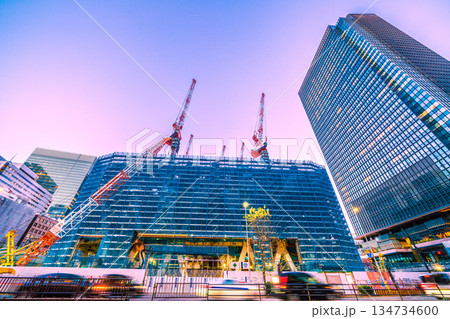 日本の東京都市景観新風景。TOKYO TORCH 常盤橋再開発　大手町に巨大鉄骨構造体やクレーン群 134734600