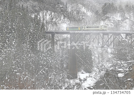 雪景色の只見線 雪景色の只見線 134734705