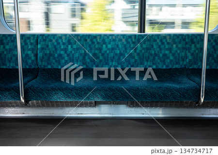通勤電車の座席	 134734717