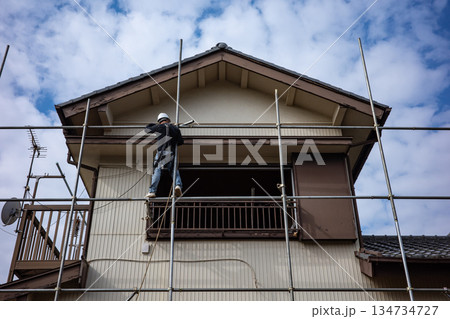 住宅解体工事で足場を組む職人 134734727