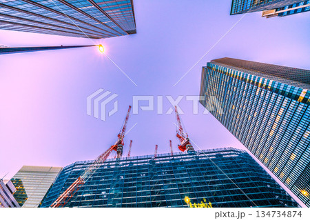 日本の東京都市景観新風景。TOKYO TORCH 大手町に巨大鉄骨構造体やクレーン群。驚愕のタワー… 134734874