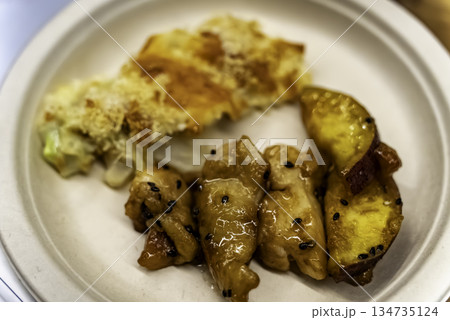 グラタンと鶏のさつまいも甘辛炒め 134735124