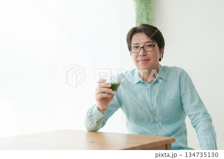 青汁を飲む男性 134735130