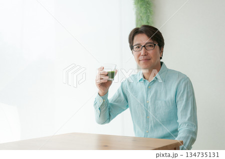 青汁を飲む男性 134735131