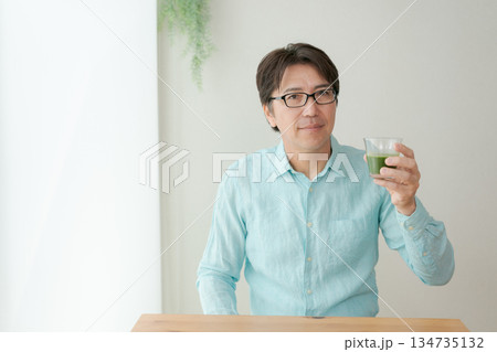 青汁を飲む男性 134735132