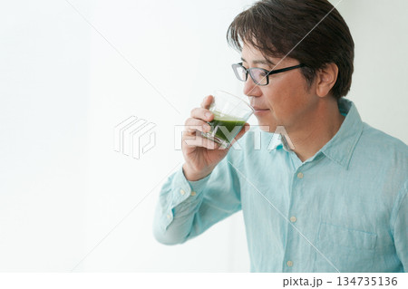 青汁を飲む男性 134735136
