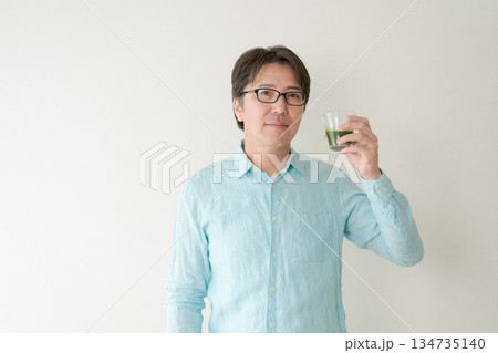 青汁を飲む男性 134735140