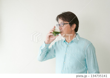 青汁を飲む男性 134735141