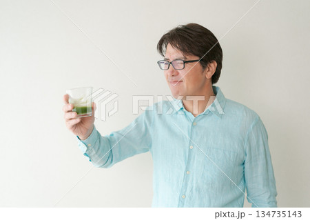 青汁を飲む男性 134735143