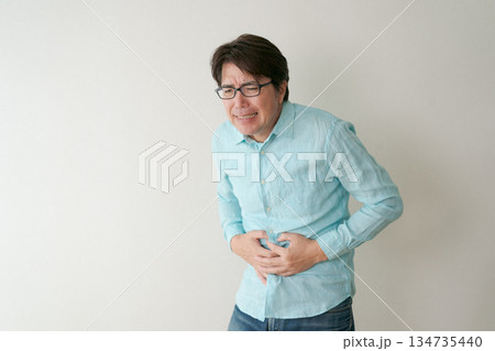 お腹をさする男性 134735440