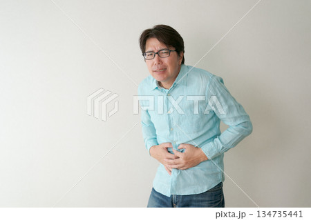 お腹をさする男性 お腹をさする男性 134735441