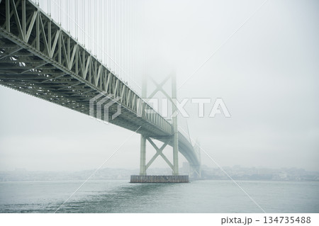 朝霧に包まれた幻想的な風景の中を伸びる明石海峡大橋の全景 134735488