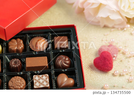 バレンタインのアソートチョコとバラとハート バレンタインのアソートチョコとバラとハート 134735500
