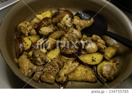 さつまいもと鶏の甘辛炒め 134735785
