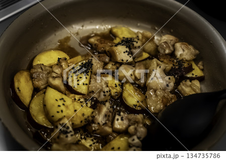 さつまいもと鶏の甘辛炒め 134735786