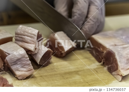 鶏もも肉を切る 134736037