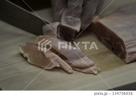 鶏もも肉を切る 134736038
