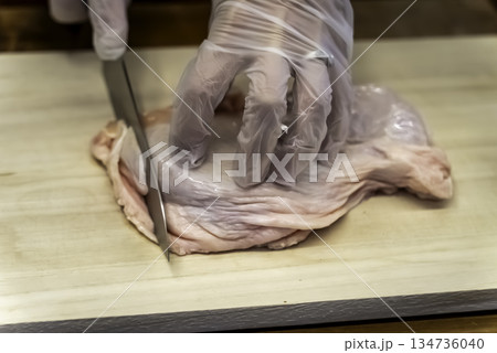 鶏もも肉を切る 鶏もも肉を切る 134736040