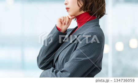 考えごとをする女性・ビジネスウーマン 134736059