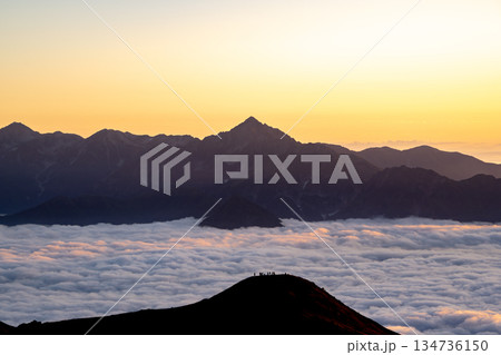 白馬山荘から見る雲海の剱岳（黄昏時）　北アルプス白馬岳縦走登山 134736150