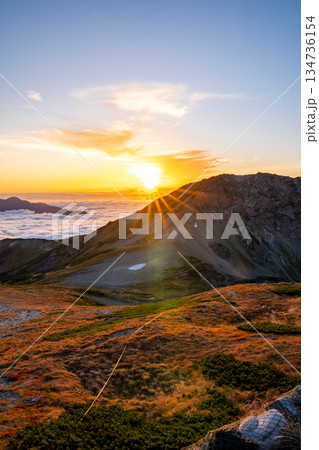 白馬山荘から見る旭岳に沈む夕日 北アルプス白馬岳縦走登山 白馬山荘から見る旭岳に沈む夕日 北アルプス白馬岳縦走登山 134736154