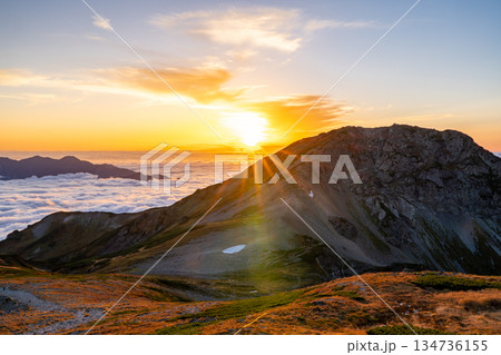白馬山荘から見る旭岳に沈む夕日 北アルプス白馬岳縦走登山 白馬山荘から見る旭岳に沈む夕日 北アルプス白馬岳縦走登山 134736155