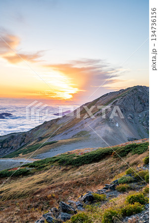 白馬山荘から見る旭岳に沈む夕日　北アルプス白馬岳縦走登山 134736156