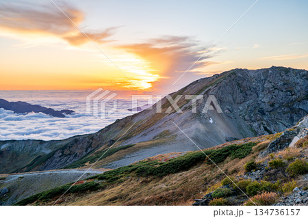 白馬山荘から見る旭岳に沈む夕日 北アルプス白馬岳縦走登山 白馬山荘から見る旭岳に沈む夕日 北アルプス白馬岳縦走登山 134736157