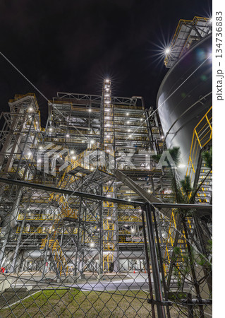 巨大な工場夜景 輝くバイオマス発電所の夜景とプラント設備 巨大な工場夜景 輝くバイオマス発電所の夜景とプラント設備 134736883