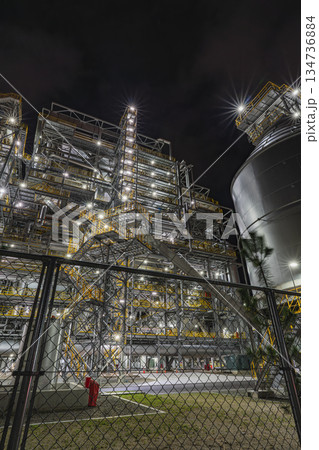 巨大な工場夜景　輝くバイオマス発電所の夜景とプラント設備 134736884