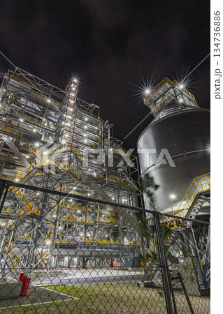 巨大な工場夜景　輝くバイオマス発電所の夜景とプラント設備 134736886