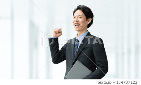 ガッツポーズをする男性ビジネスマン 134737122
