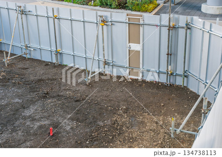 建設現場の仮設工事　フラットパネルの設置 134738113