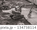 工事現場のアスファルトを壊す重機 134738114
