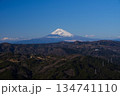 伊東市大室山山頂から富士山を見る 134741110