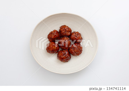 肉団子の甘酢あんかけ 白背景 134741114