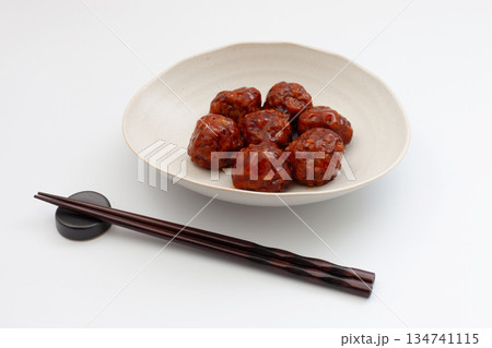 肉団子の甘酢あんかけ 白背景 肉団子の甘酢あんかけ 白背景 134741115