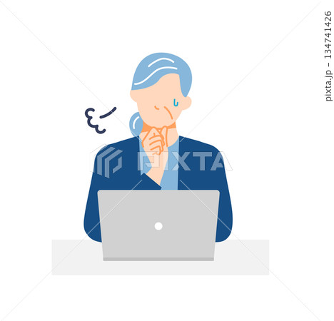 一般のシニア女性がPCを前に困惑している表情のイラスト。フラットデザイン。 134741426