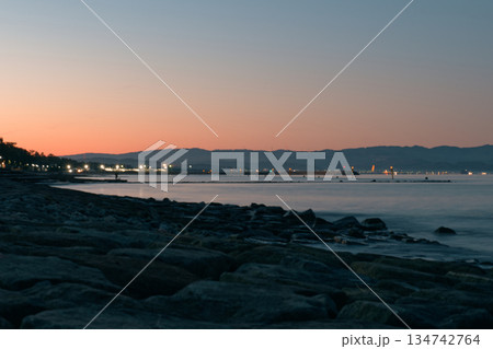 富山湾の夕景と能登半島の明かり 134742764