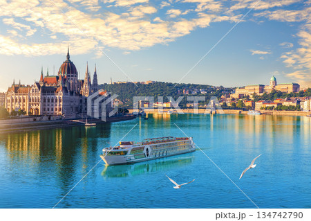 Evening view of the Parliament of Hungary and Danube River cruise ships, Budapest 134742790