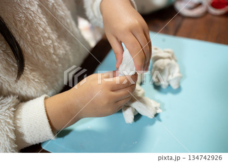 粘土で遊ぶ子供の手 134742926