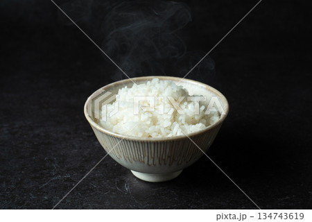 炊き立てのご飯茶碗に盛られたご飯 134743619