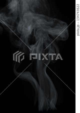 黒背景の太めの湯気 134743622
