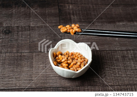 小皿に入れた納豆 小皿に入れた納豆 134743715