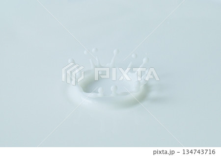 バランスよく弾けたミルククラウン 134743716