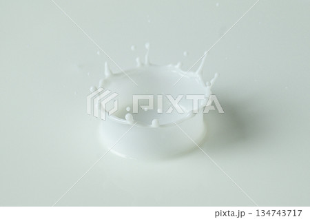 綺麗に弾けたミルククラウン 134743717