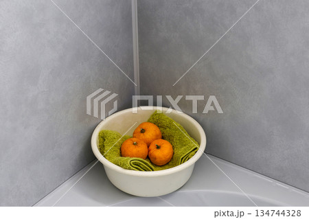 洗面器に置いた柚子とタオル 134744328